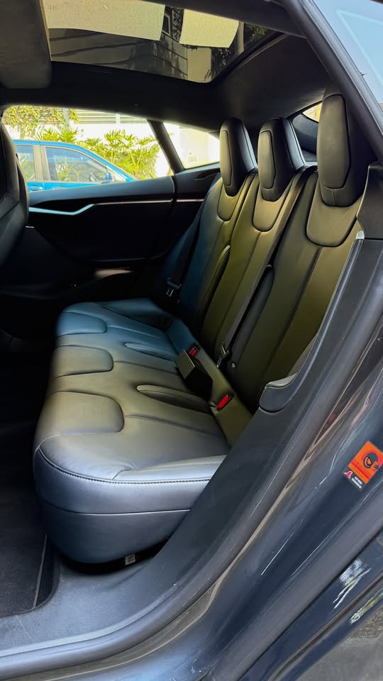 2015 Tesla Model S 85 12.jpg